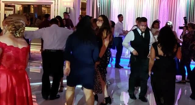 Invitados bailando en la pista de un salón de eventos
