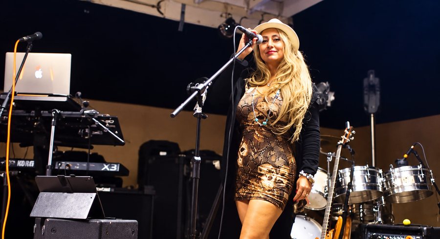 Cantante frente al micrófono en una prueba de sonido