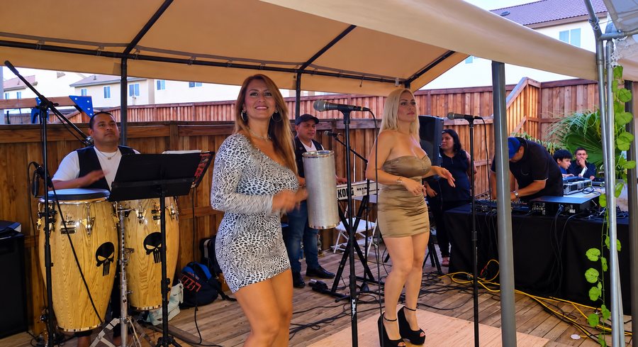 Escenario con la banda en una fiesta privada