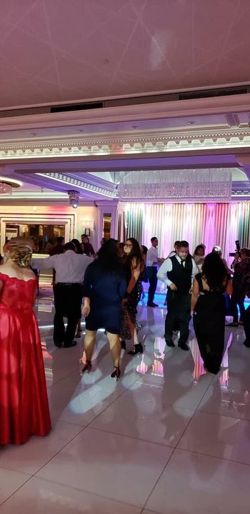 Invitados bailando en la pista de un salón de eventos